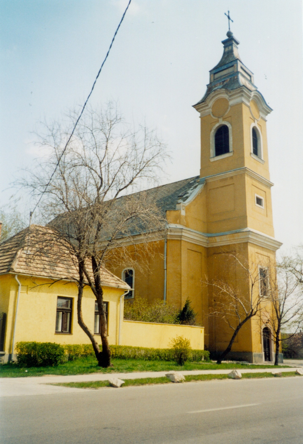 Templom külső az irodával